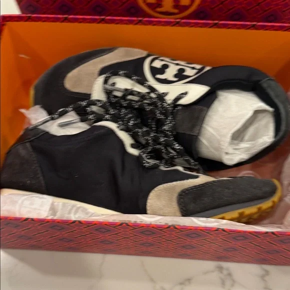 Tory Burch Annie Nylon Runner in Perfect Black / Lavagna - Picture 2 of 9